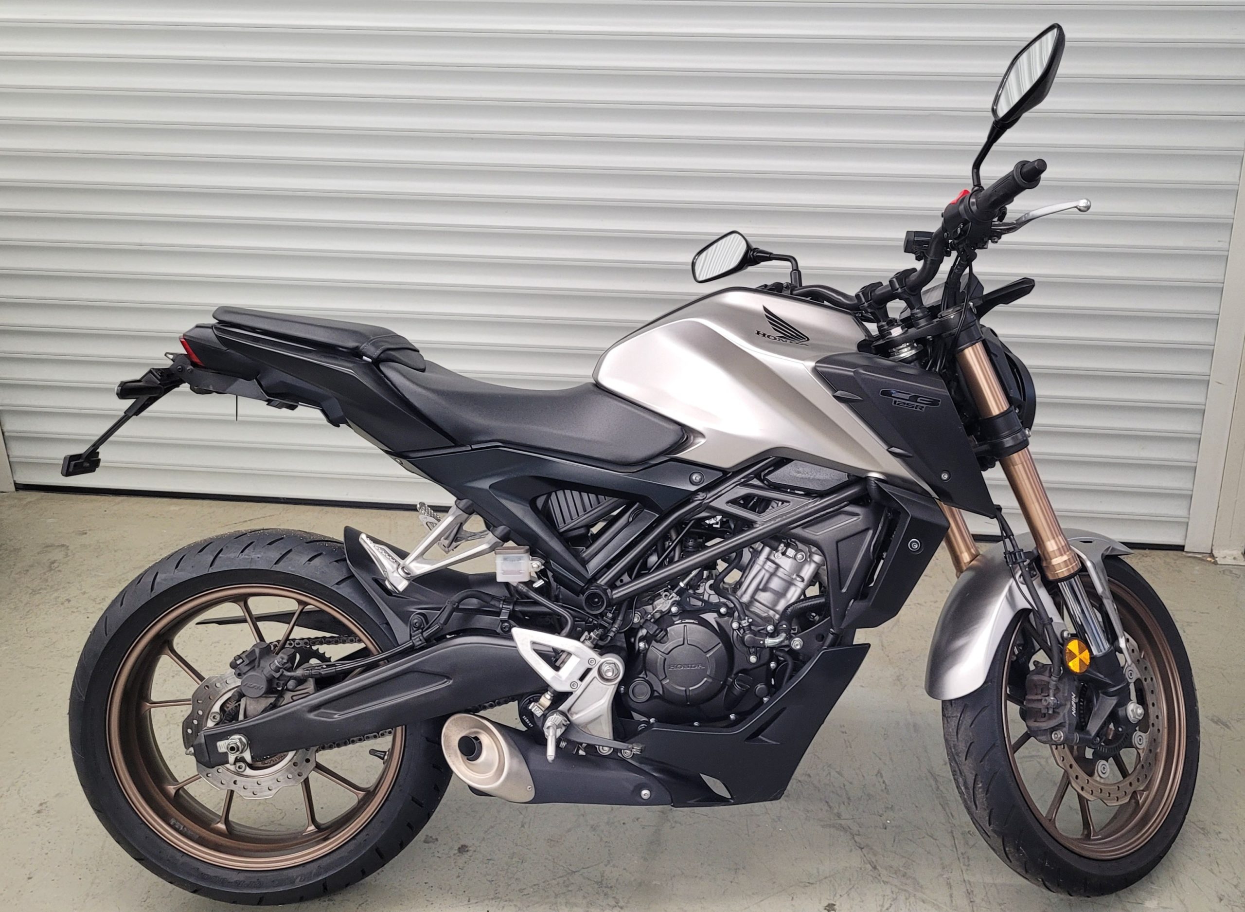 
								HONDA CB 125 R vollständig									