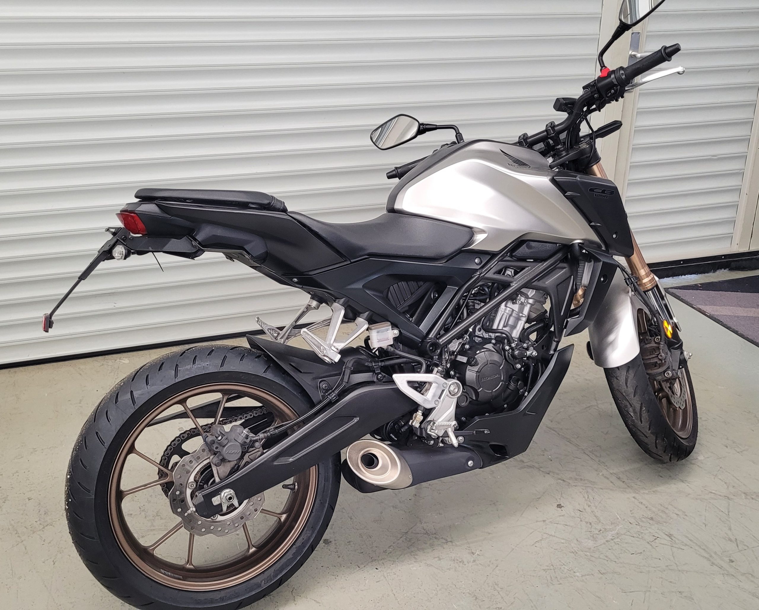 
								HONDA CB 125 R vollständig									