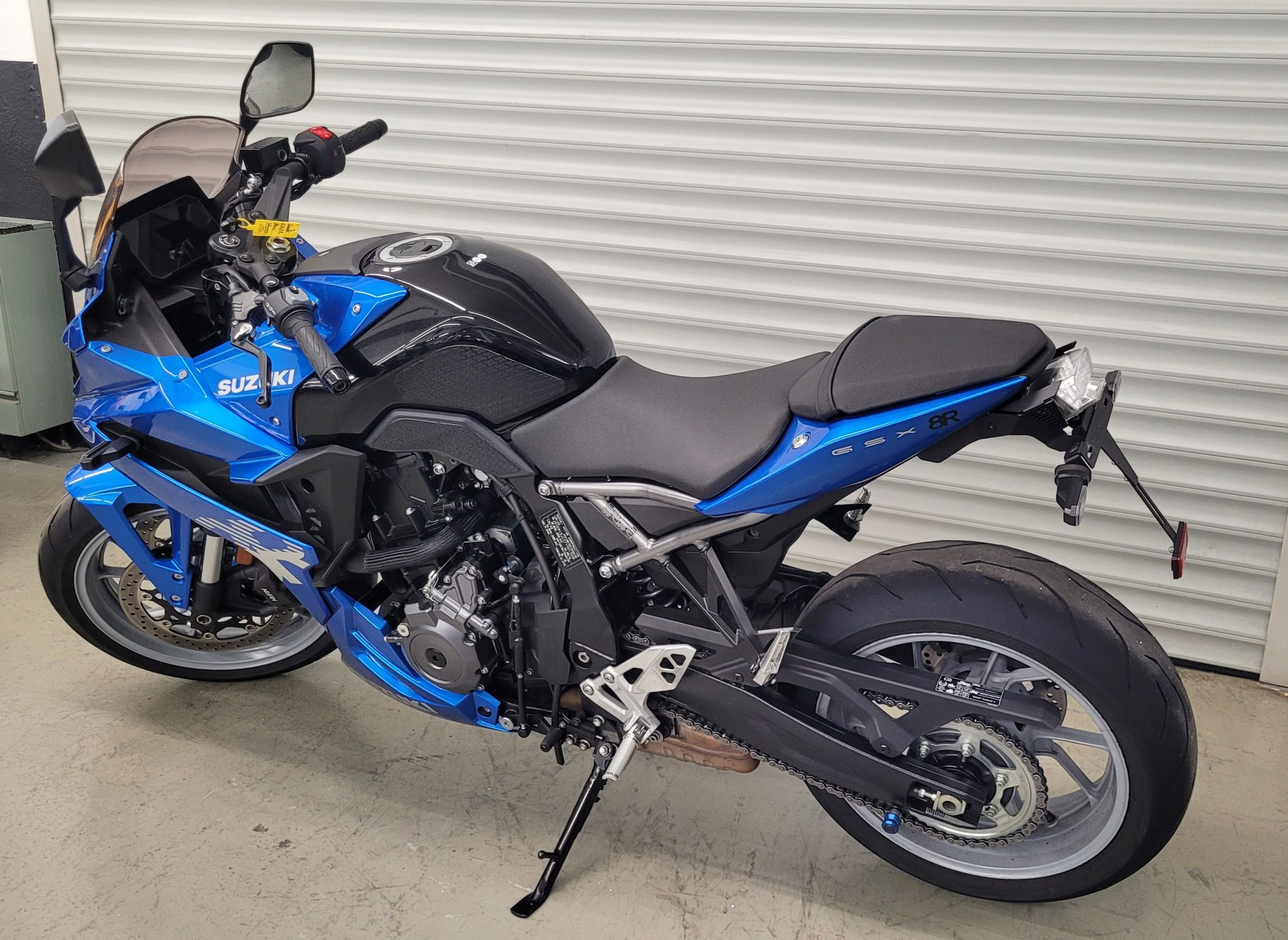 
								SUZUKI GSX-8R vollständig									