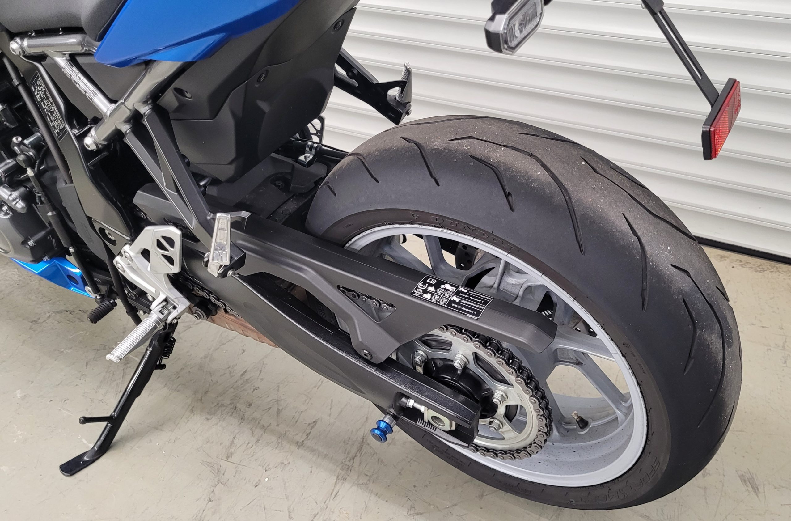 
								SUZUKI GSX-8R vollständig									