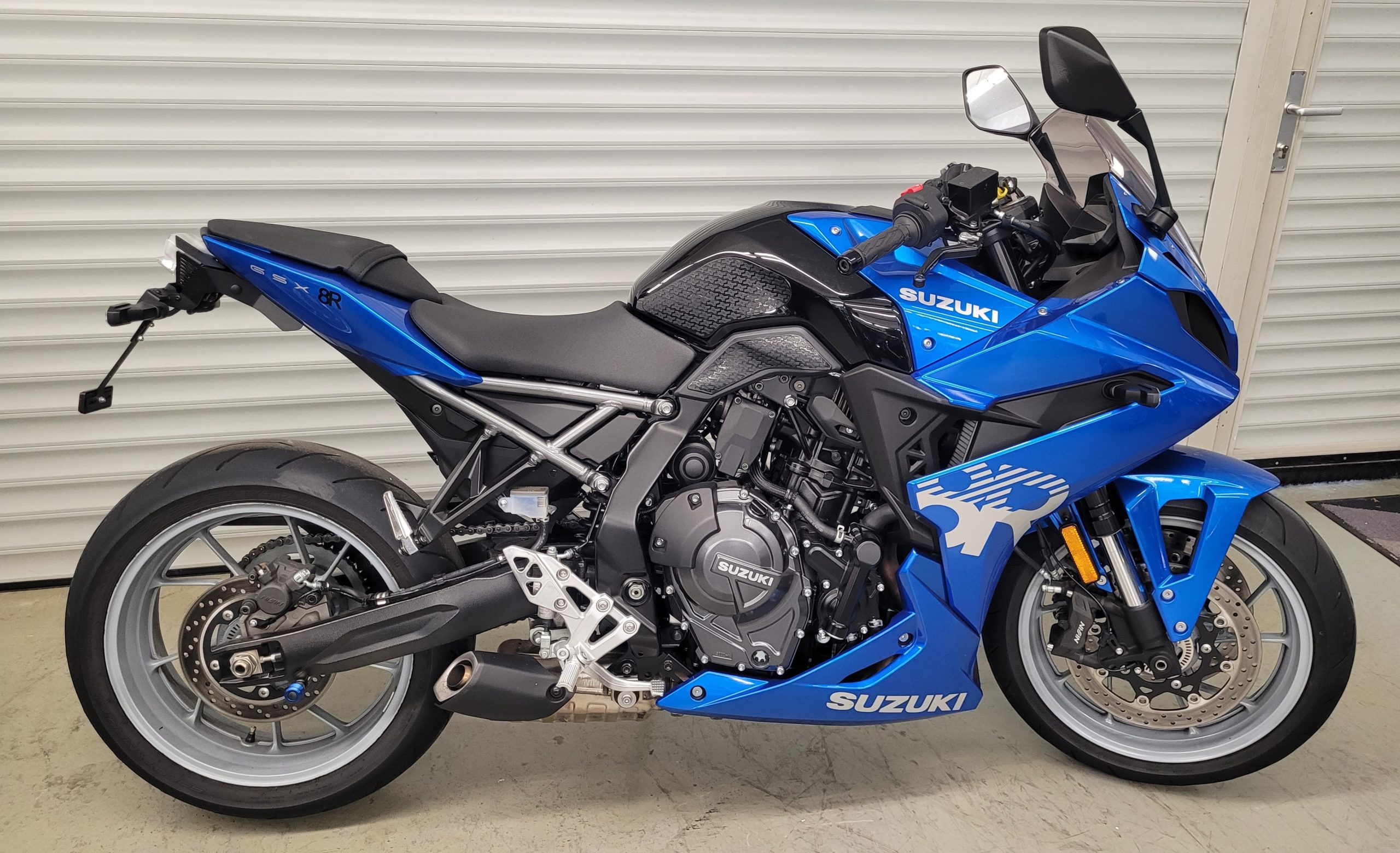 
								SUZUKI GSX-8R vollständig									