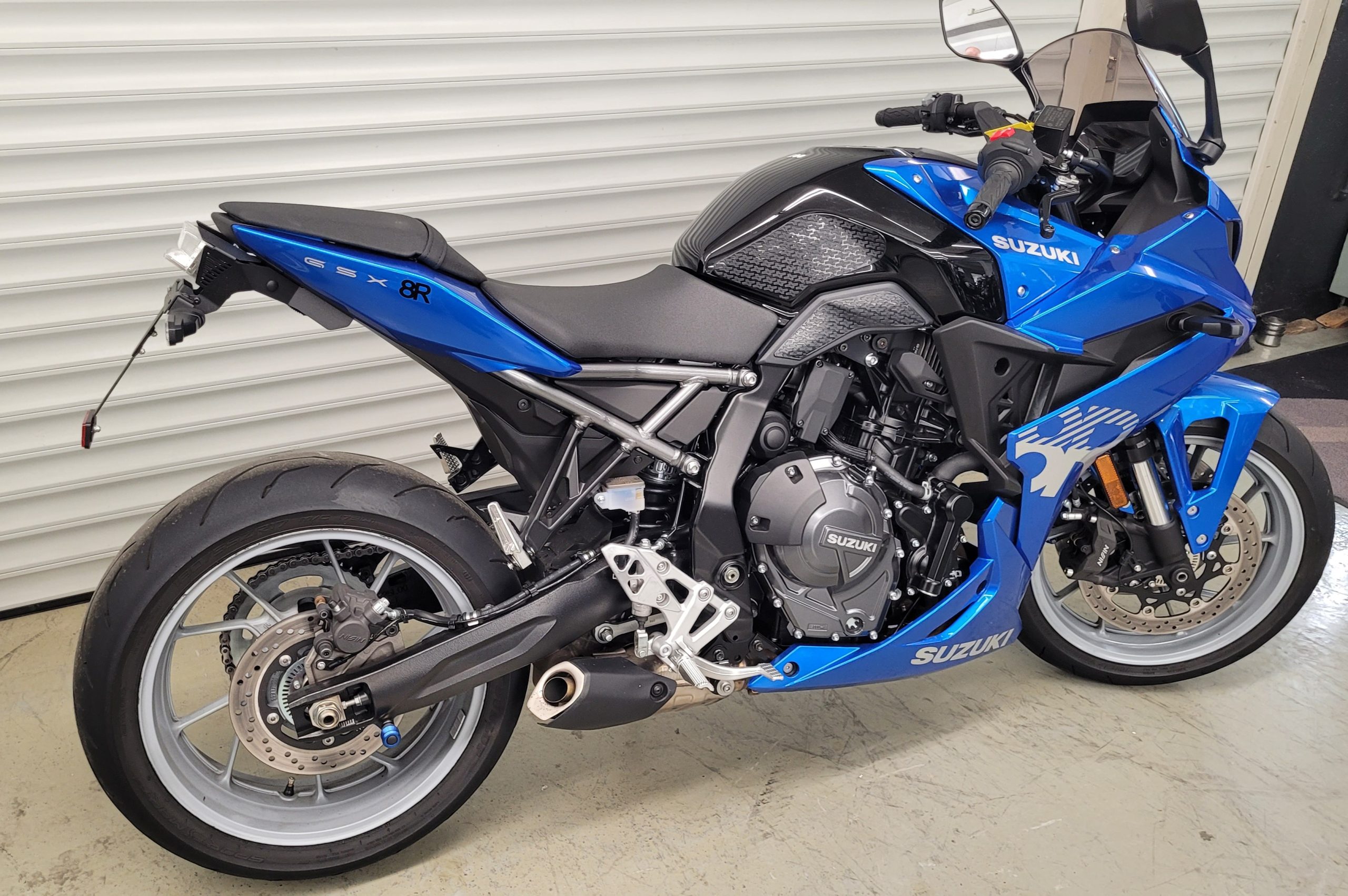 
								SUZUKI GSX-8R vollständig									