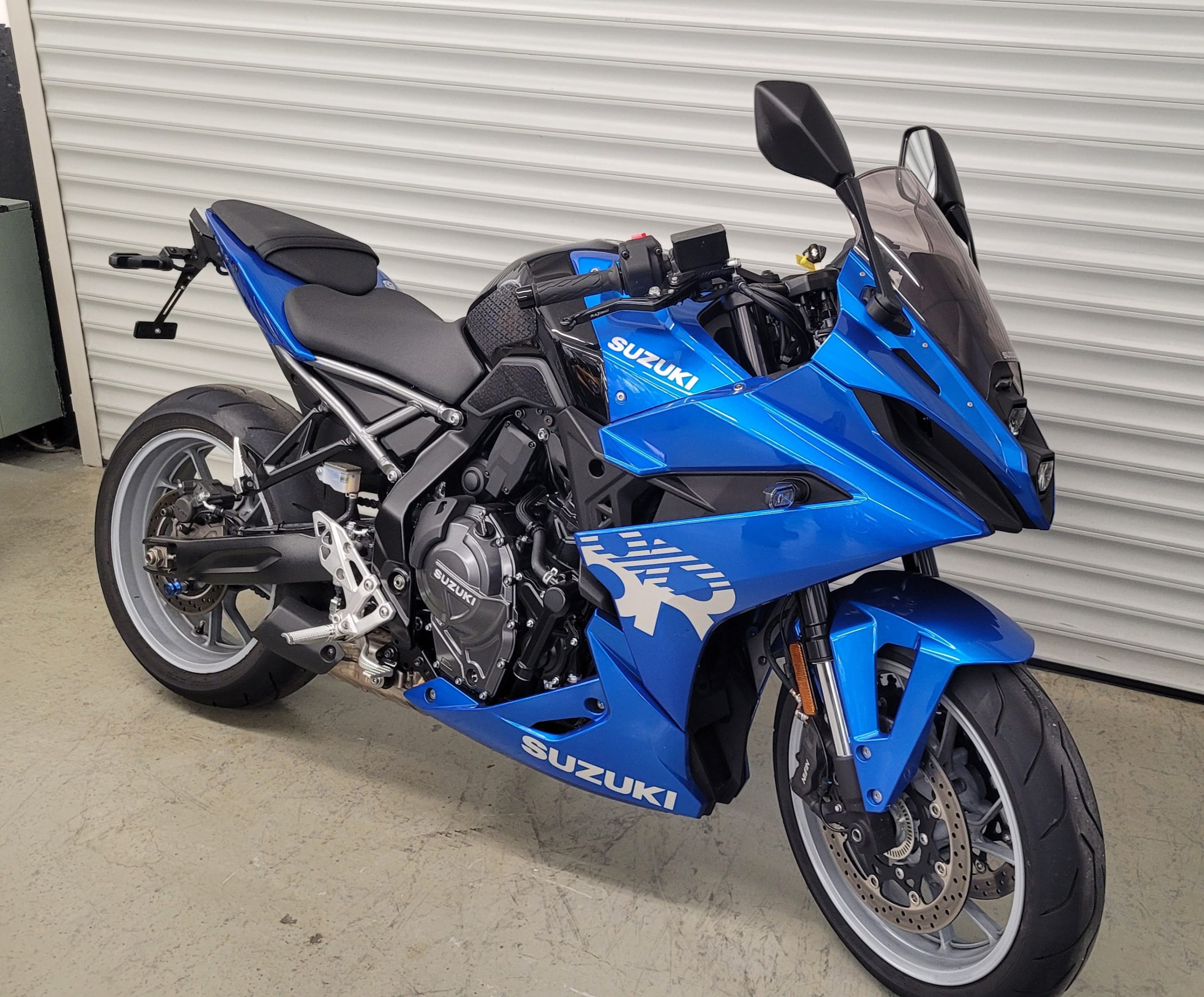 
								SUZUKI GSX-8R vollständig									