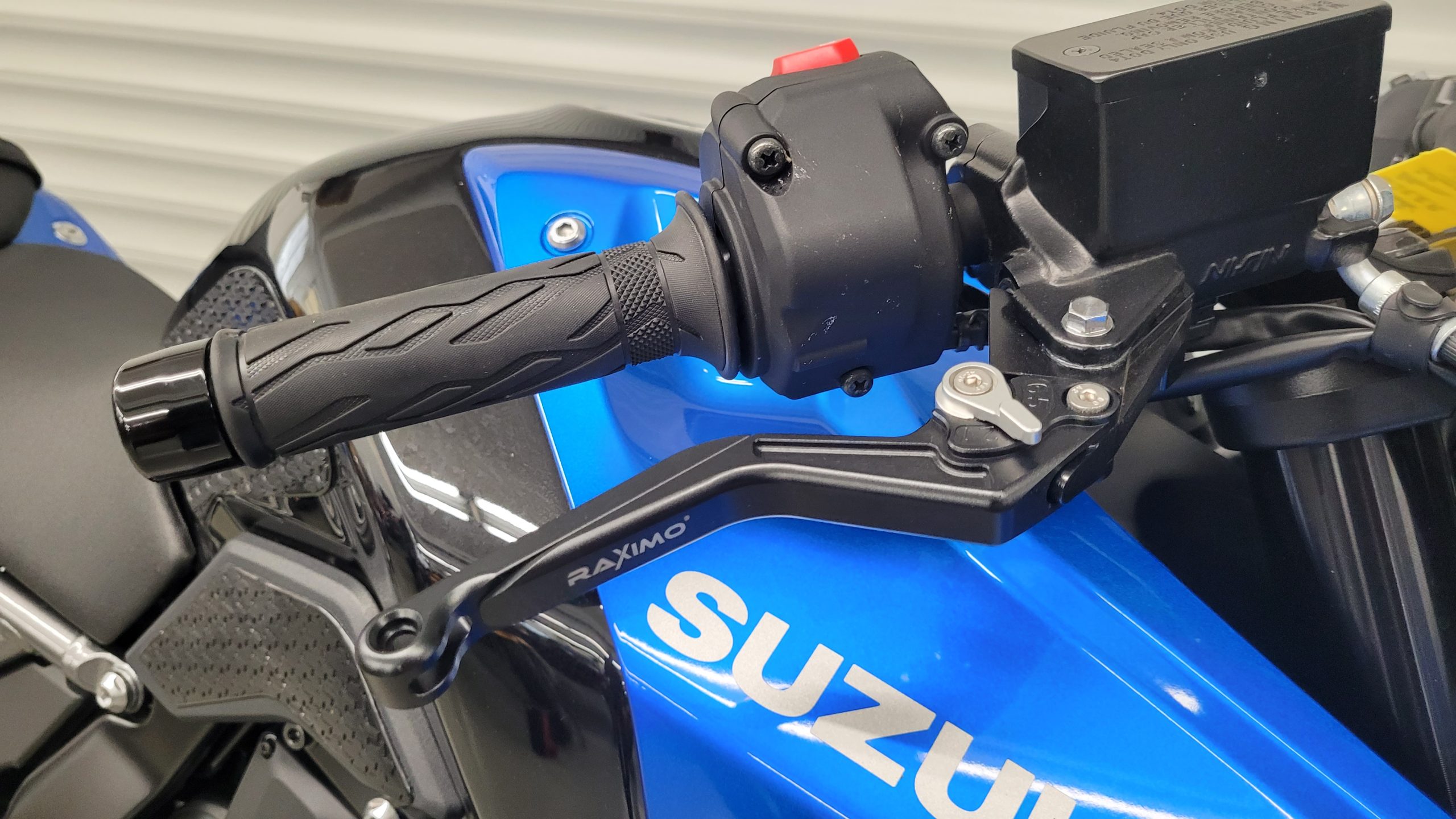 
								SUZUKI GSX-8R vollständig									