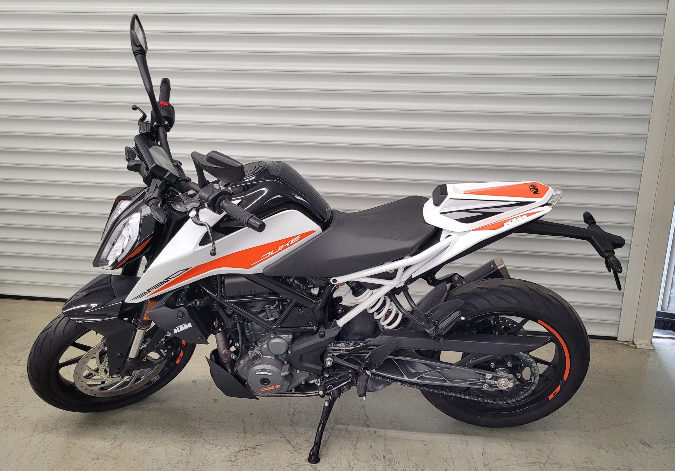 
								KTM DUKE 390 vollständig									