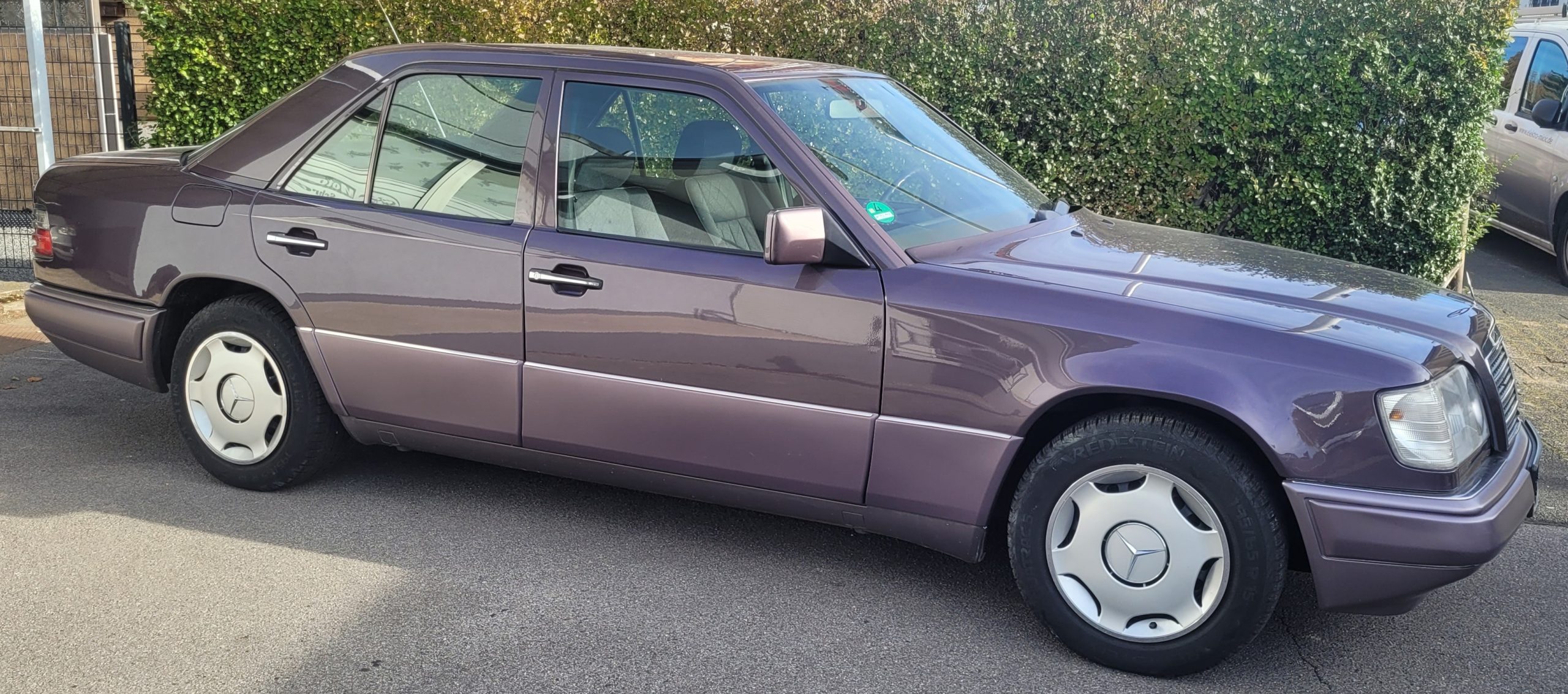 
								MERCEDES-BENZ E 220 vollständig									