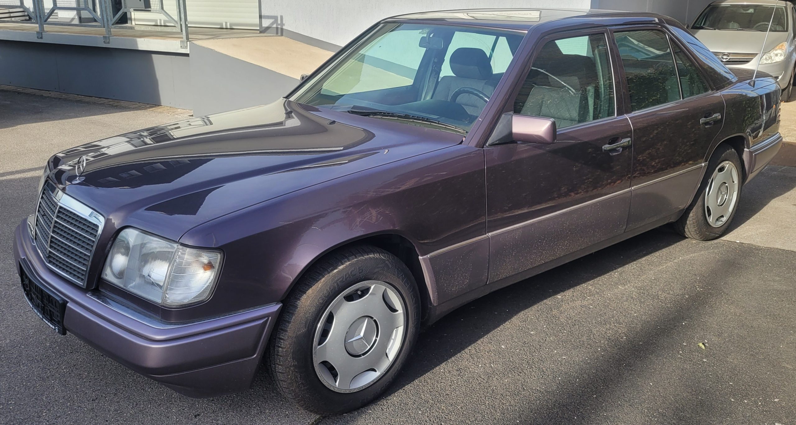 
								MERCEDES-BENZ E 220 vollständig									