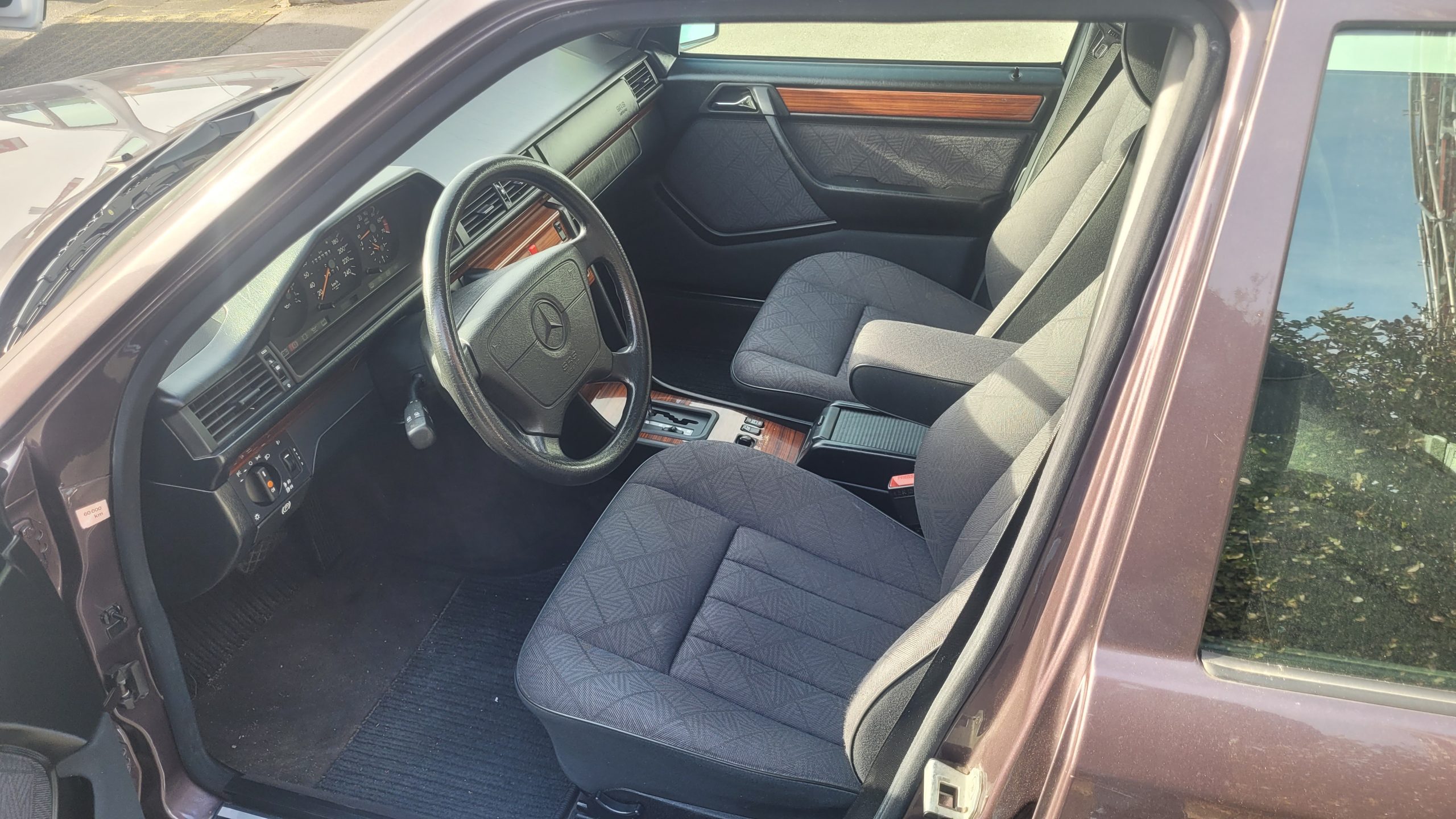 
								MERCEDES-BENZ E 220 vollständig									