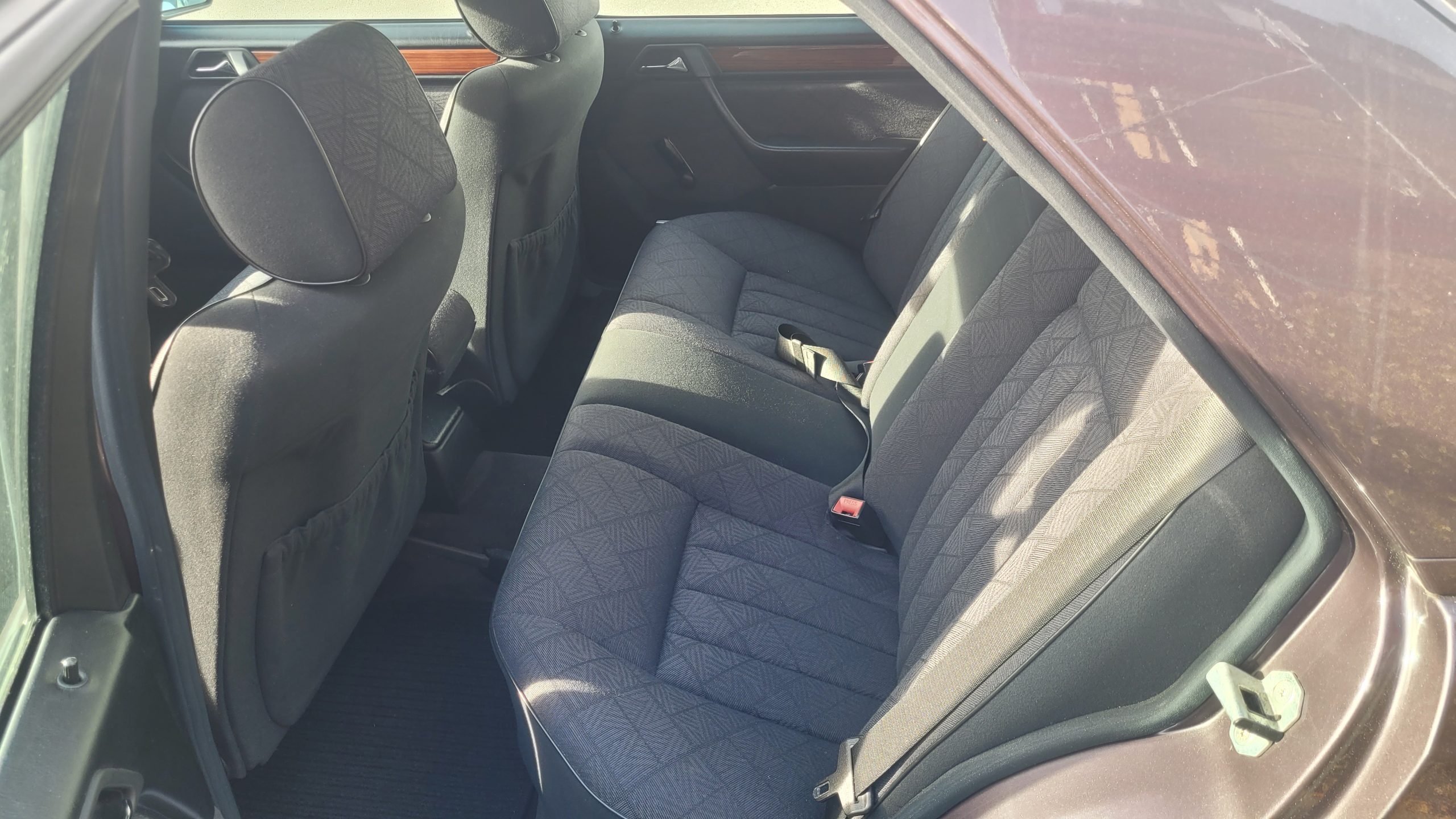 
								MERCEDES-BENZ E 220 vollständig									