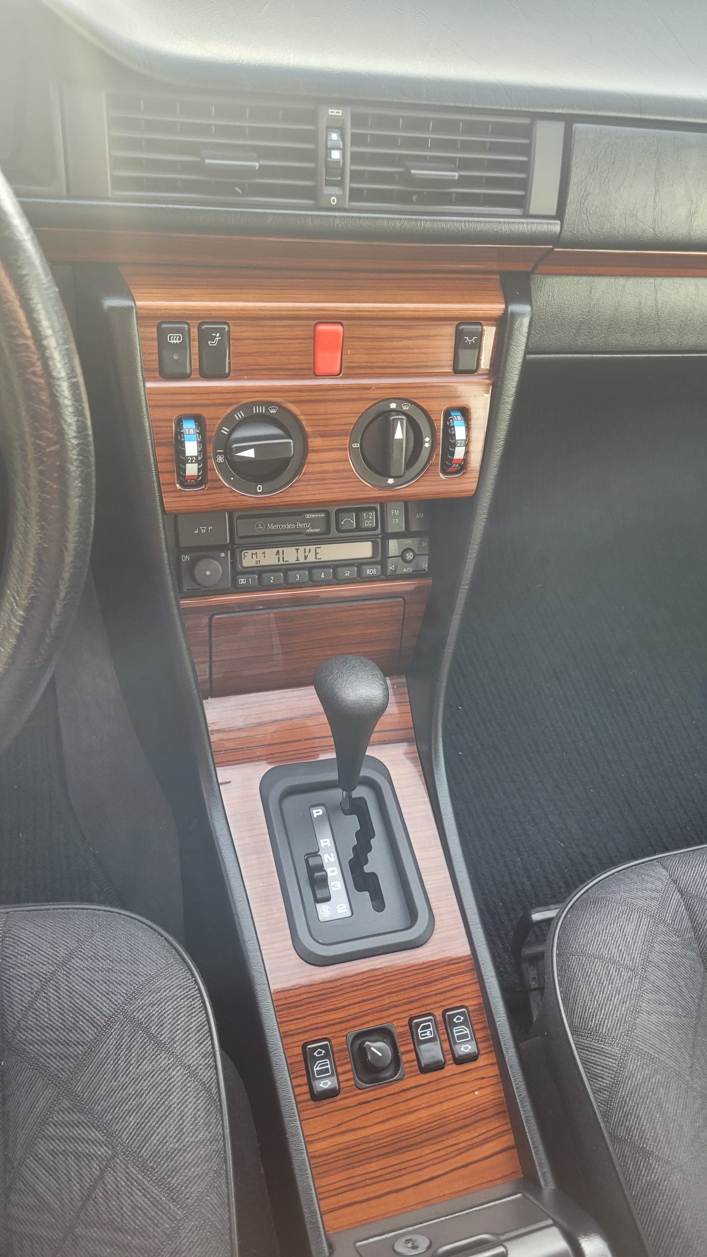 
								MERCEDES-BENZ E 220 vollständig									