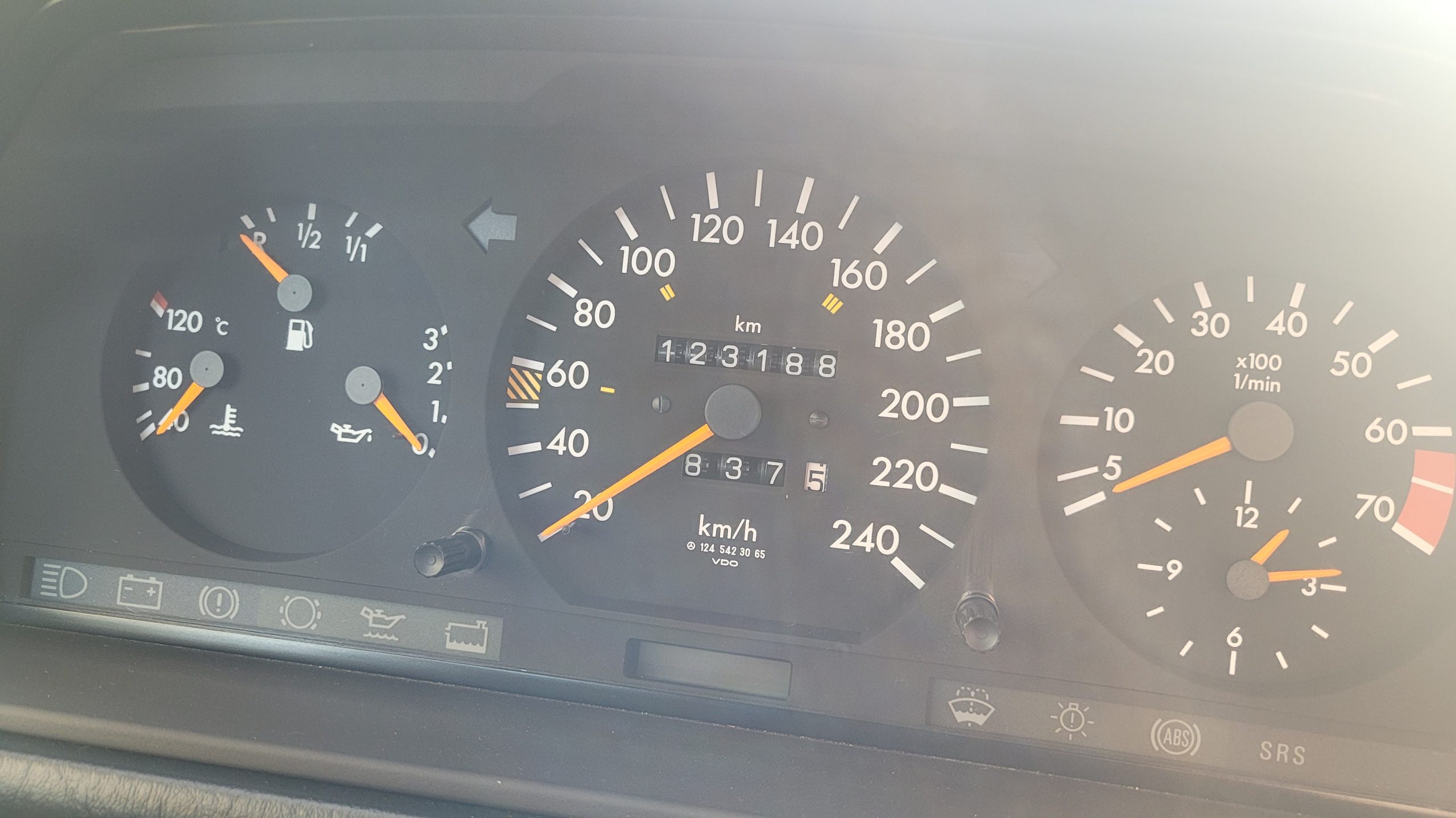 
								MERCEDES-BENZ E 220 vollständig									