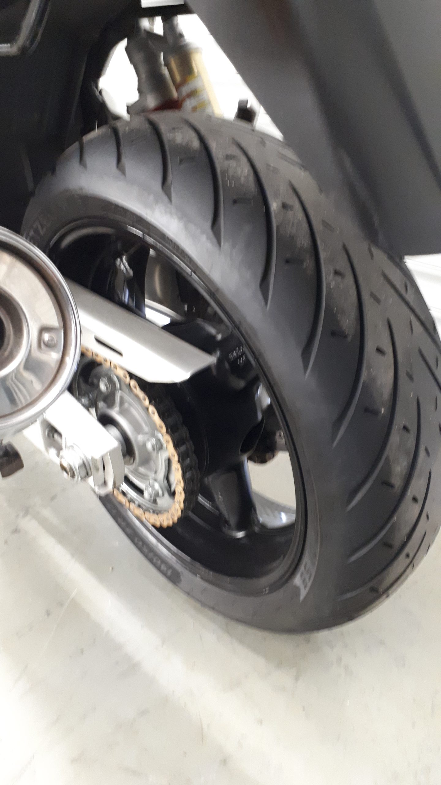 
								SUZUKI GSX 1400 vollständig									