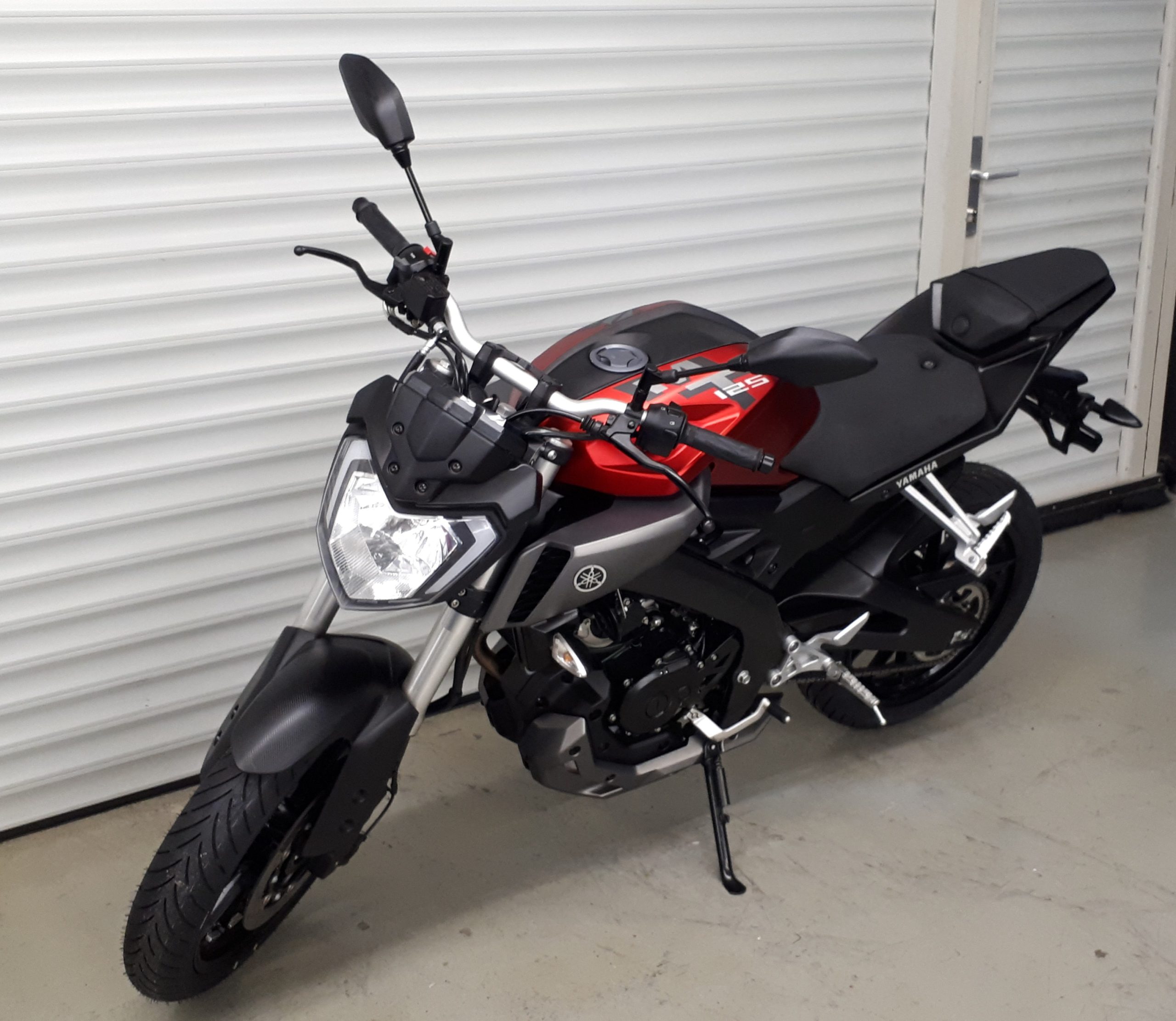 
								YAMAHA MT-125 vollständig									